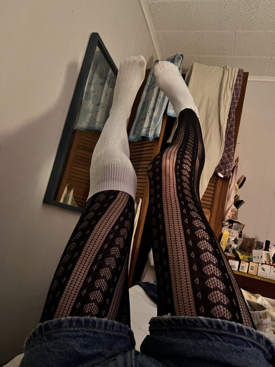 Minalovdsocks's tweet photo. Mix & match textures today 🖤 Lace tights and cozy white socks. ✨
.
.
.
#PatternedTights #KneeHighSocks #SocksOverTights #AltAesthetic #DenimShortsStyle https://t.co/UKLvt0wSDI