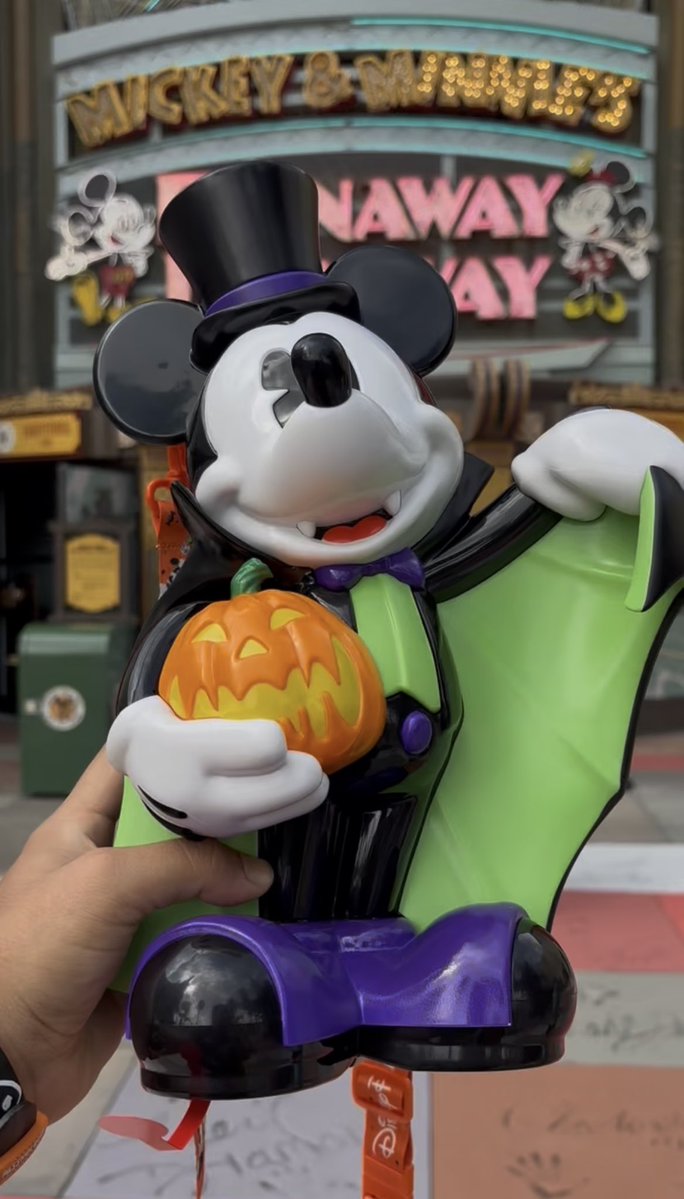 craftypass1's tweet photo. Vampire Mickey is ready for Halloween! 🧛♂️🎃
The new popcorn bucket is out at Walt Disney World! 🧡
#DisneyHalloween #MickeyMouse #PopcornBucket #WaltDisneyWorld https://t.co/8fMsatiSyt