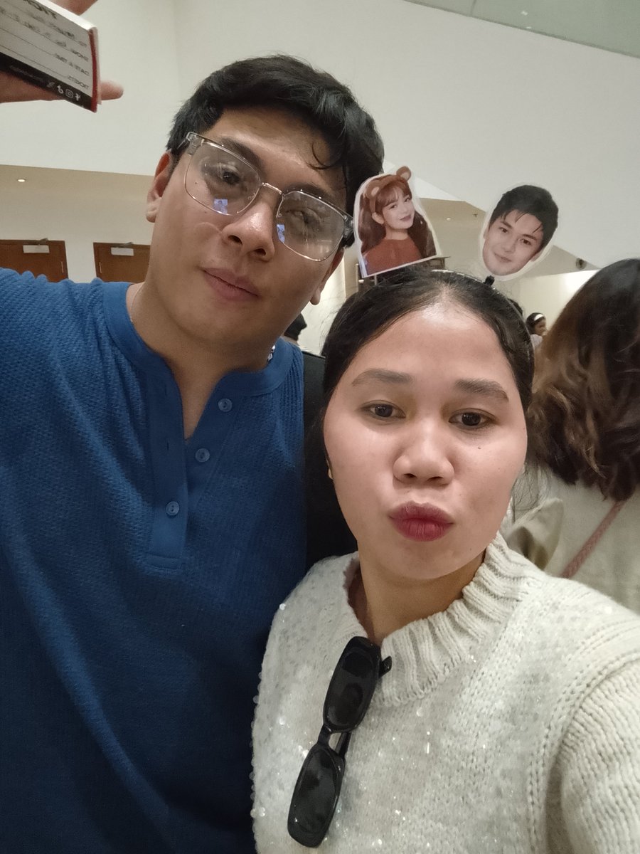 MarielMarc89164's tweet photo. Hello po sir Darren ang pogee mo in person and ang bait mopo thankyouu Po sa picture ☺️

Congrats dudu and caca 💛 
@darrensoriano https://t.co/RYt3hAVZXn