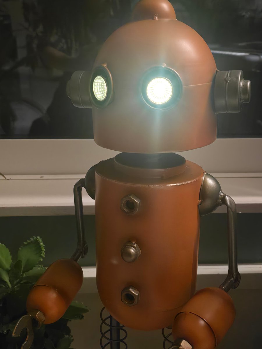 hirasawa's tweet photo. 何度操作しても点かなかったアシュオンの目が深夜不意に点灯した。 https://t.co/9NZaSkzXof
