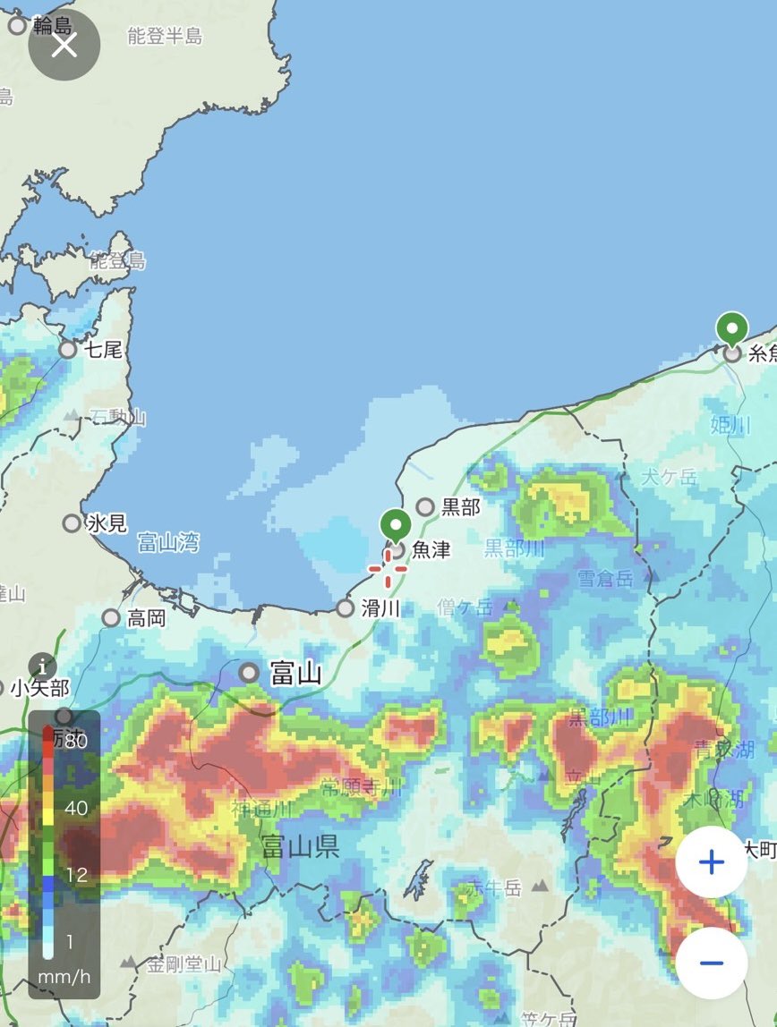 MOO2005's tweet photo. 雷が出ているのに開催は危ないというコメントあるけど、雷は魚津市から約20キロ離れており、花火大会が始まる30分前から小雨と風が吹き始めたものの、花火が始まる前に止みました。
アナウンスは頻繁にされていて、10分前に開催が決まりました。奇跡が重なった結果ですが、安全の配慮はされています。 https://t.co/hXHrwEKza1