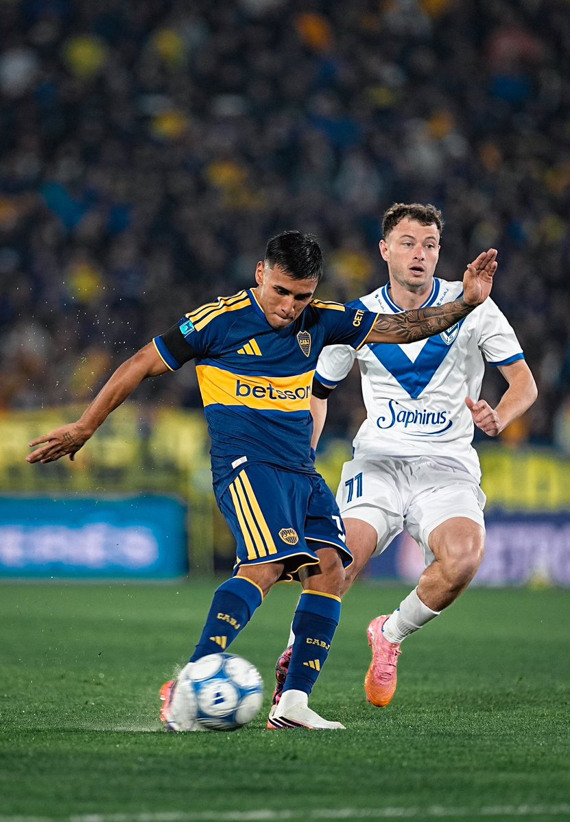 MSangreBostera's tweet photo. 🔵🟡 EMPATÓ BOCA

Boca igualó 1-1 ante Vélez. Valdés puso el 1-0 a los 12’ PT, tras un error en el armado de la barrera. Montero, responsable de la jugada.

A los 39’ PT, Ascacíbar marcó el empate. En el ST, Boca fue superior, generó más y mereció ganar.

Se escaparon dos puntos. https://t.co/DAacKgTxbz