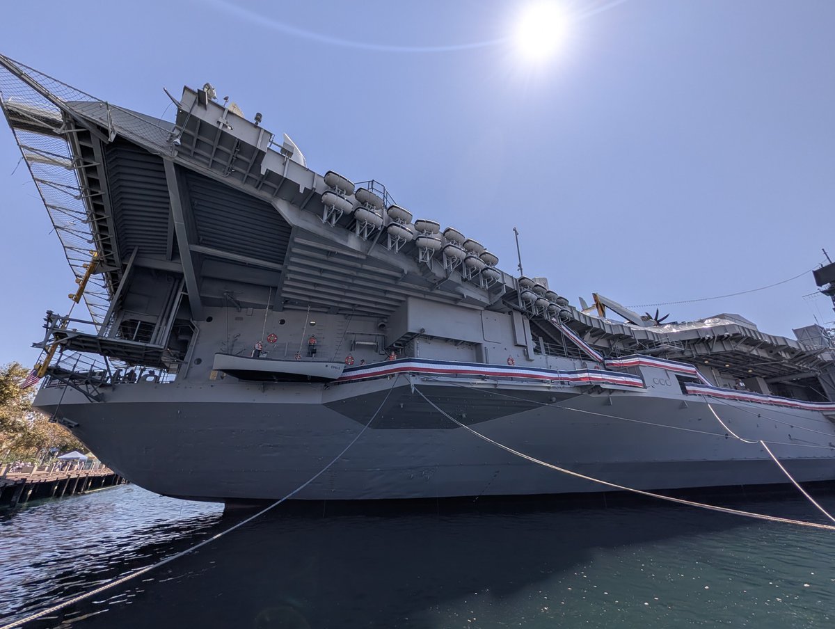 Purplenismo's tweet photo. 空母 ミッドウェイ
デカすぎて島 https://t.co/wrBNV9ImQ1