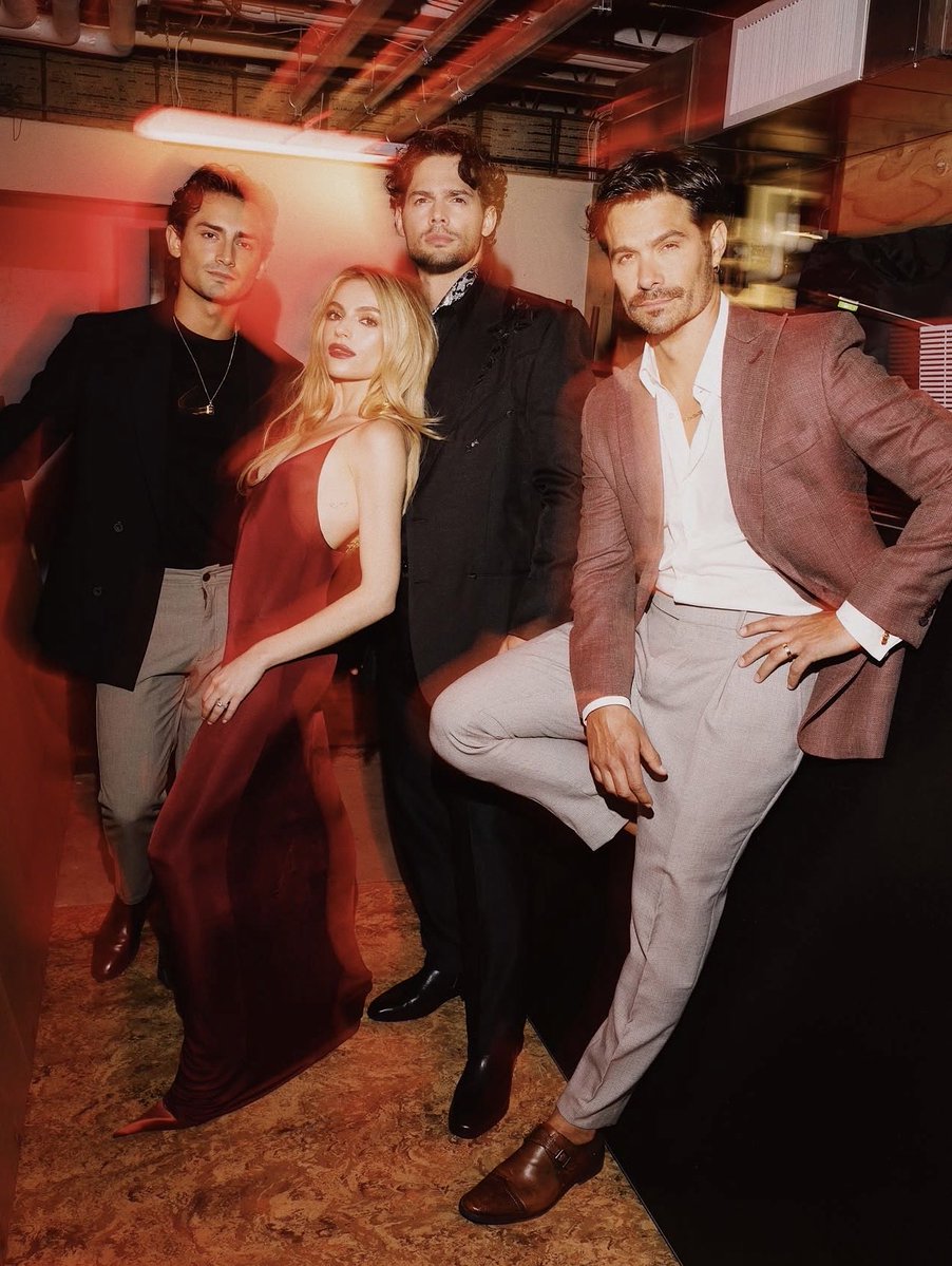 starmilioo's tweet photo. 📲| Collab IG Post Emilio, Brandon Peniche, Emmanuel Palomares, Sofia Castro, güero castro (1/2)

“Y aquí es donde todo se complica… @/tierradeamorycoraje”

[260807] 
{@halcon_emilio} #EmilioOsorio #EmilioMarcos https://t.co/olZ3ksRTZB