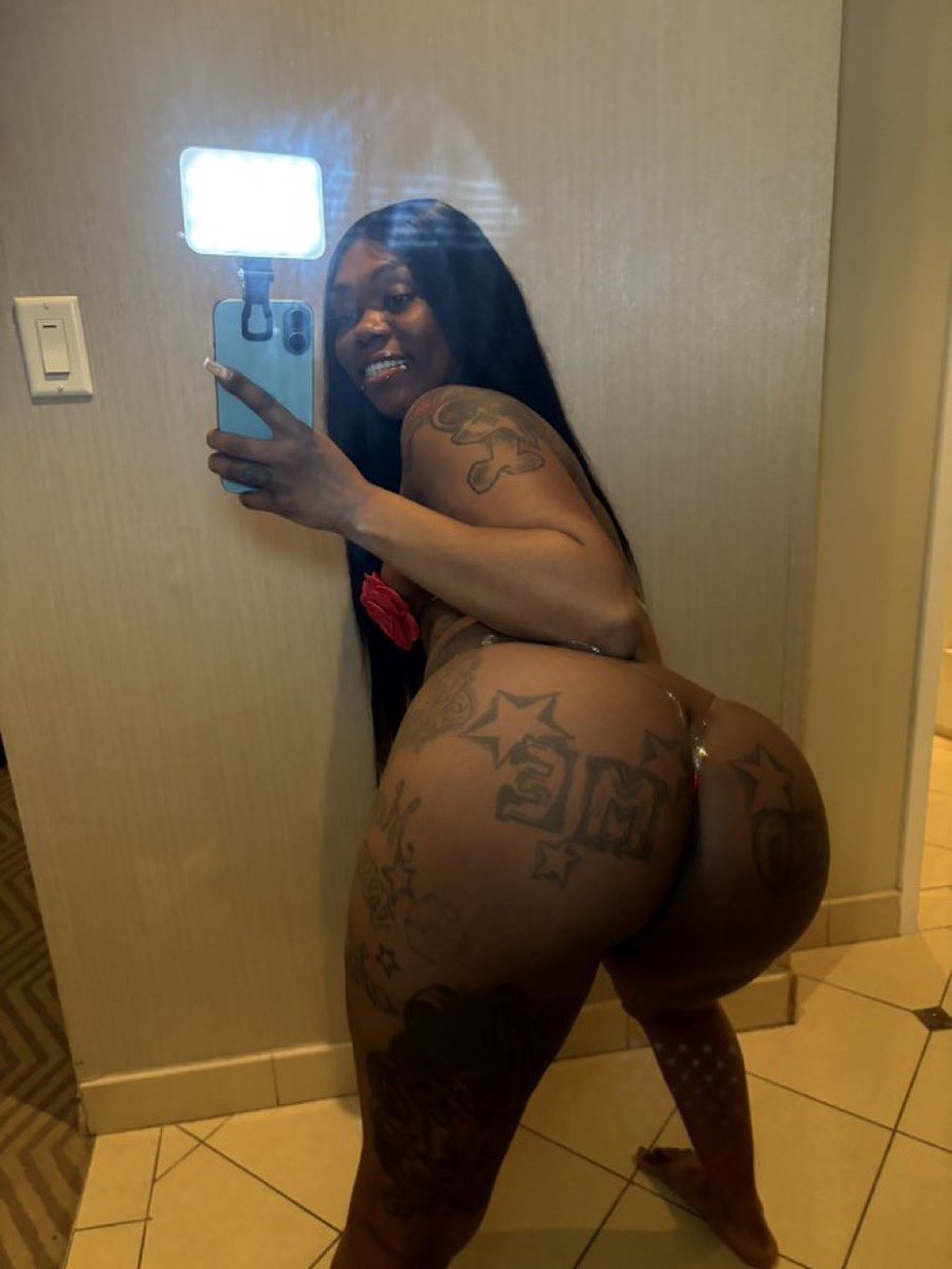 feedme1m's tweet photo. Can I sit on your face? 

#jaxfreaks #jacksonville #jaxfreaks #jacksonvillemeets #904freaks https://t.co/0ie52nSzGo