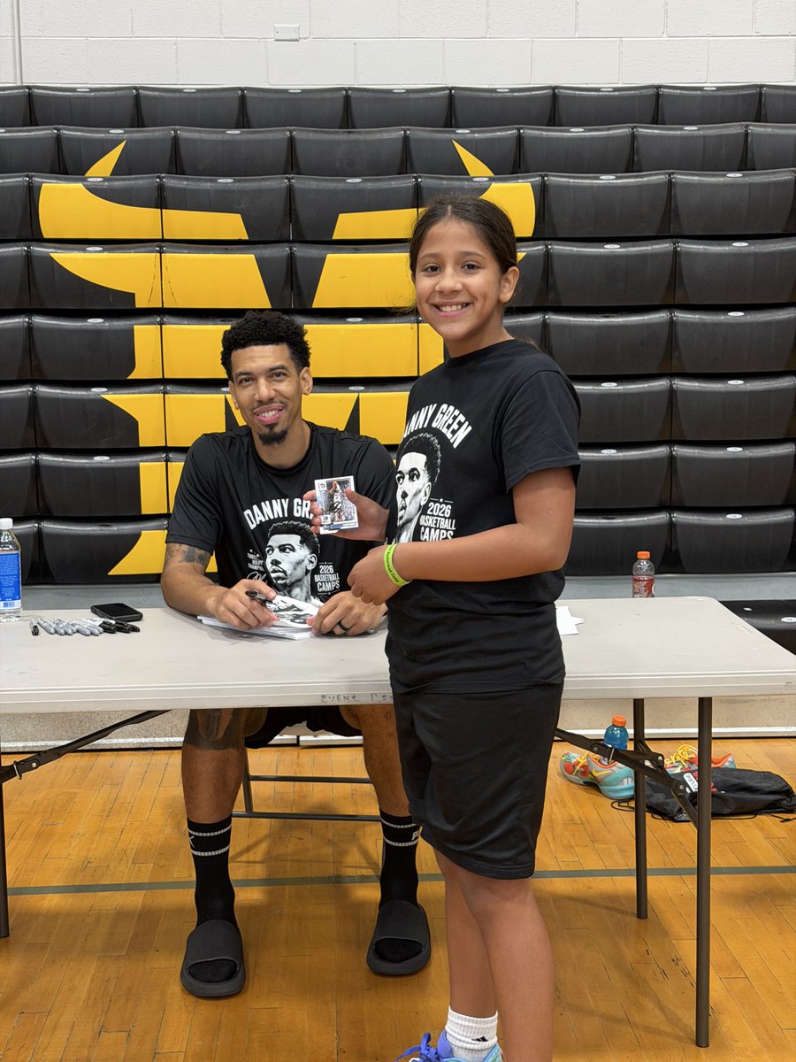 MNeff_MHS's tweet photo. My kids had an AWESOME day at the @DGreen_14 Basketball Camp hosted by @MatadorBasketb1! I appreciate him coming to El Paso and working with the AMAZING Parkland coaches to help the kids have a BLAST! https://t.co/b81tmtqVD4