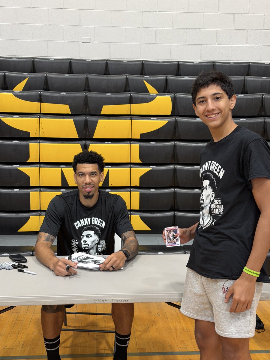 MNeff_MHS's tweet photo. My kids had an AWESOME day at the @DGreen_14 Basketball Camp hosted by @MatadorBasketb1! I appreciate him coming to El Paso and working with the AMAZING Parkland coaches to help the kids have a BLAST! https://t.co/b81tmtqVD4