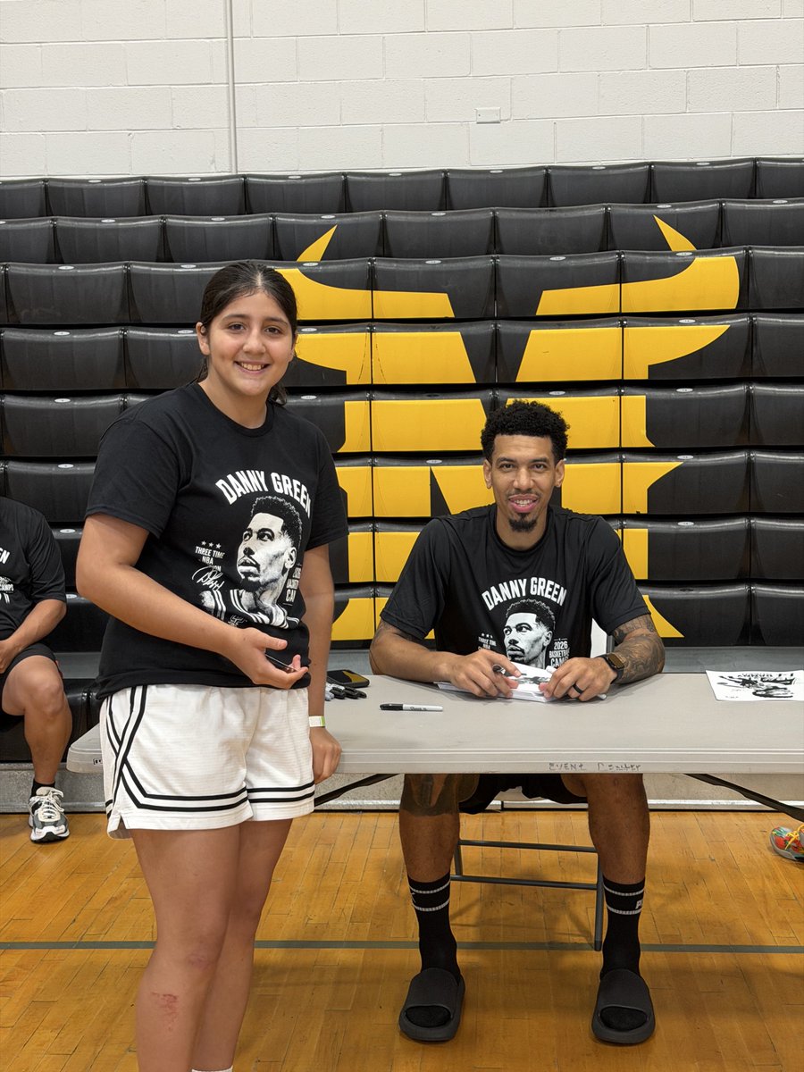 MNeff_MHS's tweet photo. My kids had an AWESOME day at the @DGreen_14 Basketball Camp hosted by @MatadorBasketb1! I appreciate him coming to El Paso and working with the AMAZING Parkland coaches to help the kids have a BLAST! https://t.co/b81tmtqVD4