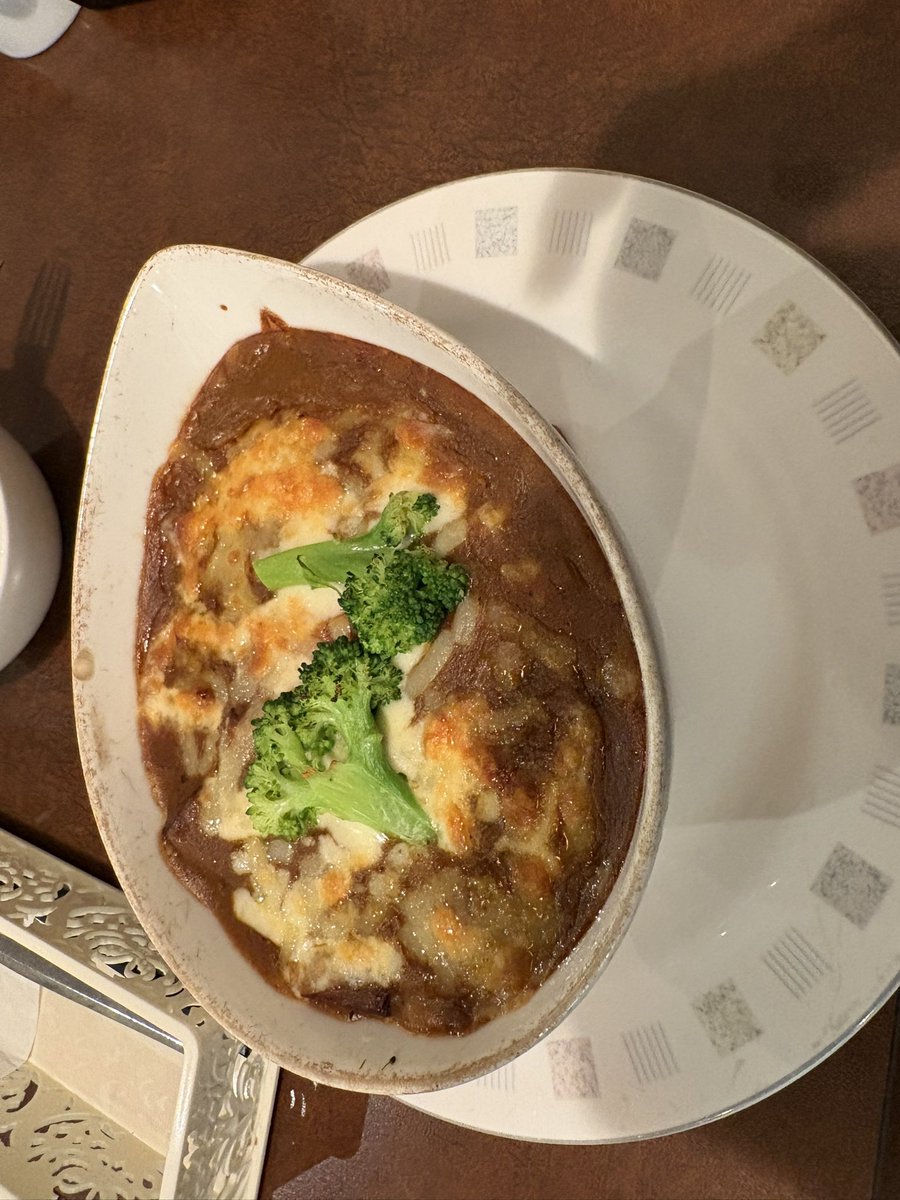 madomorezel_jai's tweet photo. せっかく松山来たから大街道散策🚶♀️
気になってた店に入って焼きカレー🍛
辛口カレー、お肉ゴロリ!卵崩してまろやか🥚
美味しい✨️
今まで来なかったんだろ…
お店の雰囲気いいしまた来る♡
カレータップリが神🍛
#松山市
#コーヒーアンドギャラリー珈檀
#KADAN
#焼きカレー https://t.co/JAX0cAuGhx