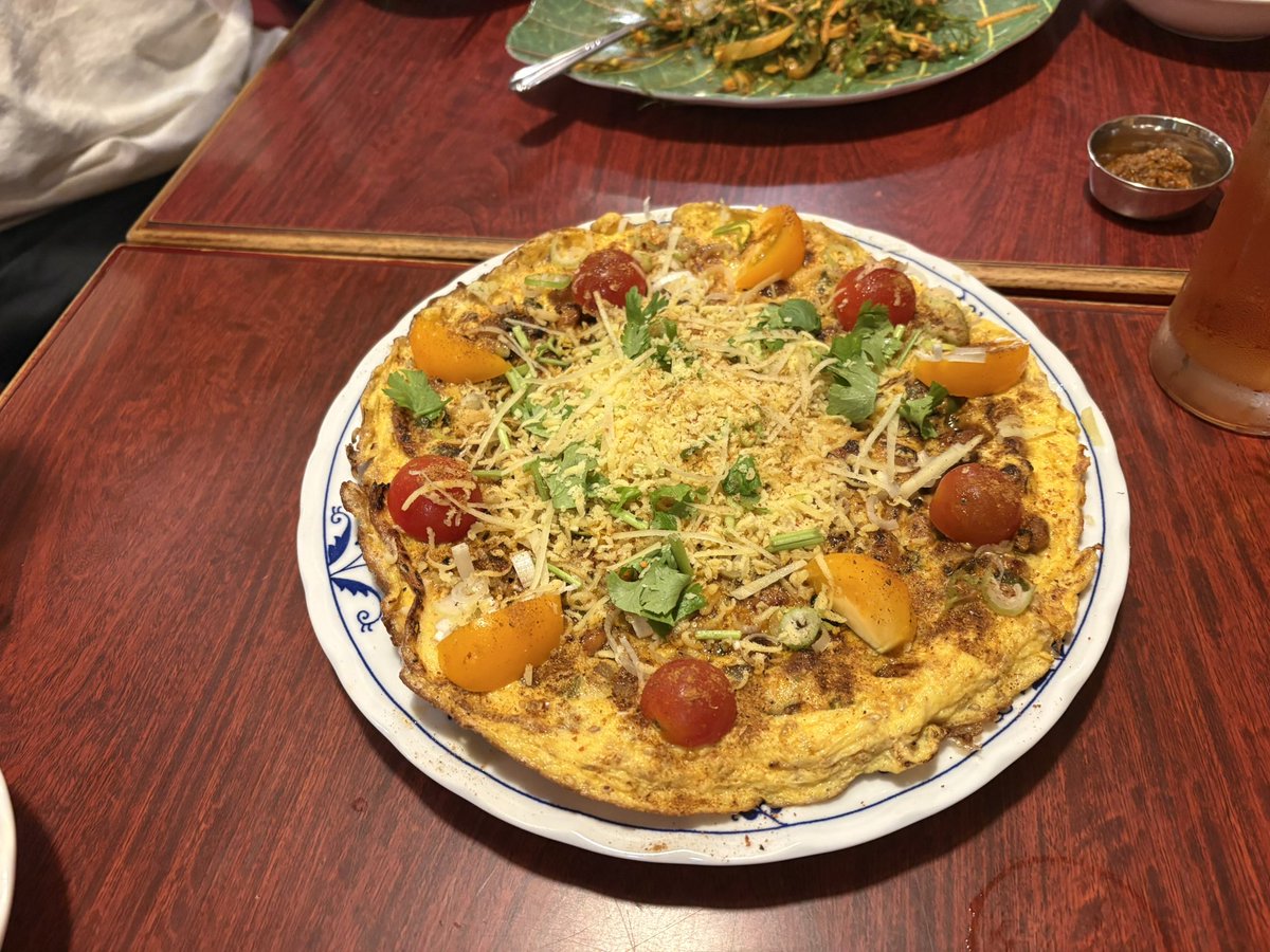 AsiaHunter_com's tweet photo. 昨夜のプルジャ宴。何度通っても初めて食べる料理が出てくる、無尽蔵の料理の引き出し。畑で採れた二種類のジャガイモを揚げたポテトフライを「ポテトチャプスィ」と呼んでいたのが印象的だった。インド一般では揚げた麺に餡掛けたものを指すが、これも発祥地アメリカとは異なる。つまり発祥の呼称とは https://t.co/JIDM94ICuX