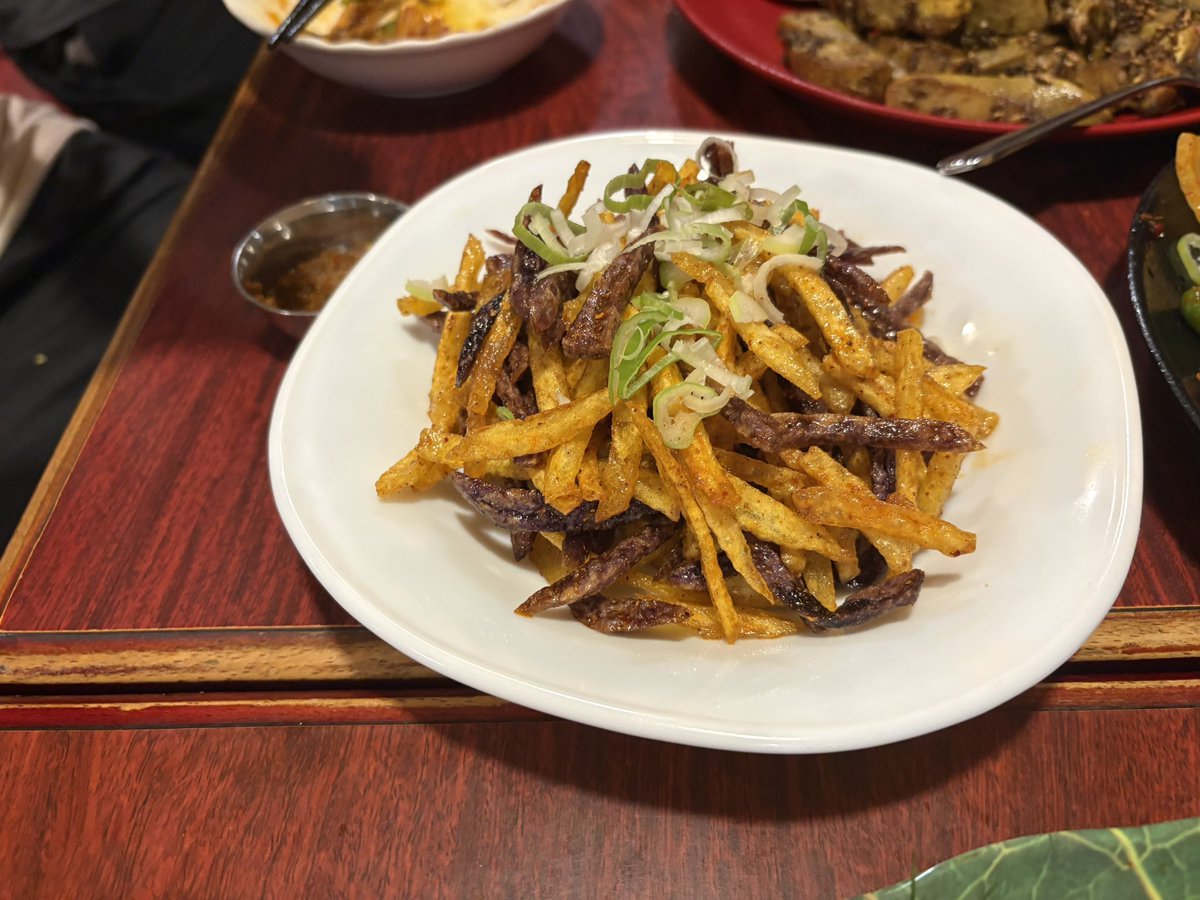 AsiaHunter_com's tweet photo. 昨夜のプルジャ宴。何度通っても初めて食べる料理が出てくる、無尽蔵の料理の引き出し。畑で採れた二種類のジャガイモを揚げたポテトフライを「ポテトチャプスィ」と呼んでいたのが印象的だった。インド一般では揚げた麺に餡掛けたものを指すが、これも発祥地アメリカとは異なる。つまり発祥の呼称とは https://t.co/JIDM94ICuX