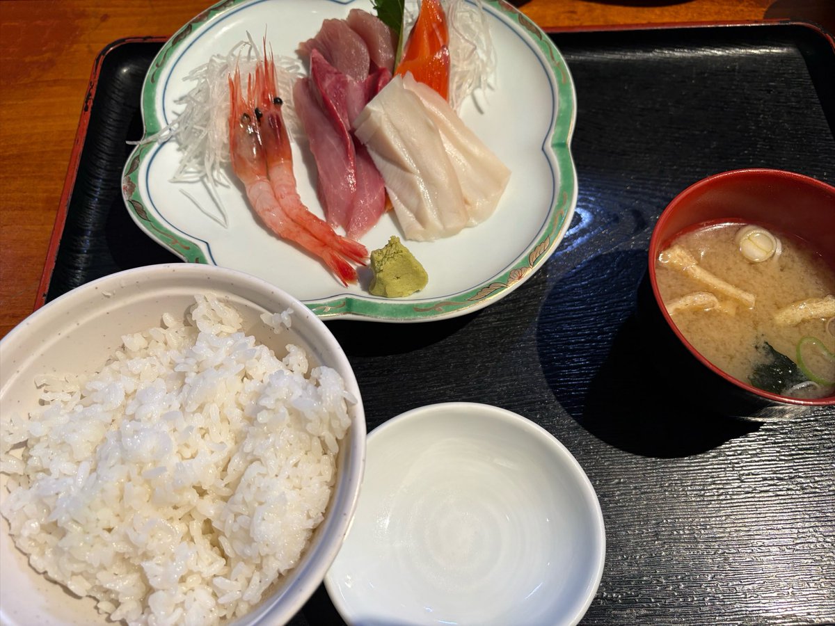 daicanyama's tweet photo. メガネサロンルックさんからの居酒屋瑠玖
さんでランチ
おたすけNORDでかけてたサングラス撮らせていただきました🕶️
太星くんの以外はジンギスカンで燻されてるそうです笑
#メガネサロンルック
#居酒屋瑠玖
#NORD
#安保卓城 https://t.co/JPG69YZ0AR