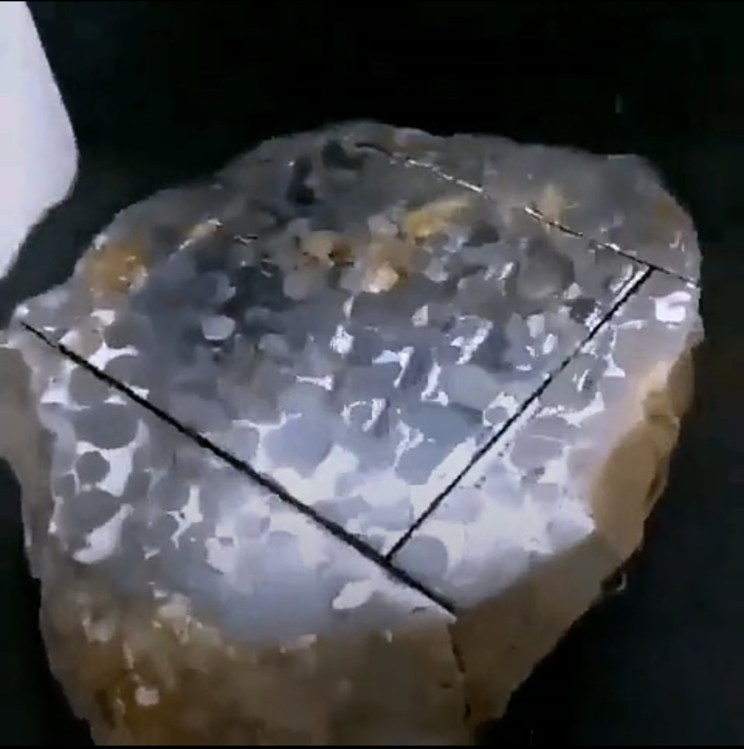 viewsofalien's tweet photo. This is what inside a meteorite.

This is a Pallasite meteorite.

It represent < 1% of all meteorites found on Earth.

It is highly prized by collectors for their unique "stained-glass window" appearance when sliced into thin slabs.

#Astronomy https://t.co/7sfC29XpF8