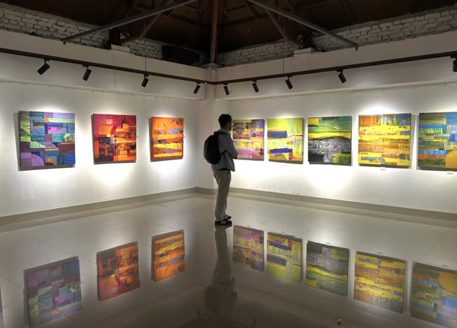 worldsedgemedia's tweet photo. 【ものづくりと暮らし】色が語る、サガル・マナンダールの抽象画展
サガル・マナンダールの新作展『Dialogue and Perception』は、色とテクスチャーが独自の言語を形成する抽象画の世界です。観客は、色の調和やリズムを感じなが…
#ネパール #抽象画 #色彩 #WorldsEdge
https://t.co/buyLoc3vSL https://t.co/OFhQKykTrC