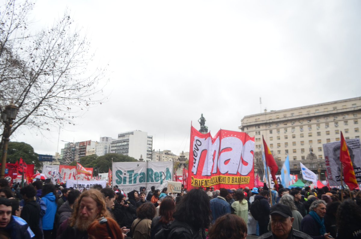 sitrarepa's tweet photo. Mirá las postales de la jornada en contra de la Ley de inviolabilidad de la propiedad privada el 06/08 en el Congreso 

Este jueves le asestamos un duro golpe al gobierno con una jornada masiva que se expresó contra el intento de Javier Milei de poner las ganancias de un puñado de ricos por encima de los derechos sociales y nuestra naturaleza. 

Por la presión social tuvieron que retroceder con las modificaciones de la ley de tierras y la ley de manejo del fuego. 

Nuestro sindicato de base dijo presente y enfrentamos la violenta represión para expresar todo el repudio a la ley y el malestar social que vivimos las y los trabajadores.

Seguimos organizados por todos nuestros derechos, contra la precarización laboral, la esclavitud financiera y por el reconocimiento de nuestro sindicato. 

¡Sumate a dar estas peleas y a enfrentar la ley cuando se trate en diputados!