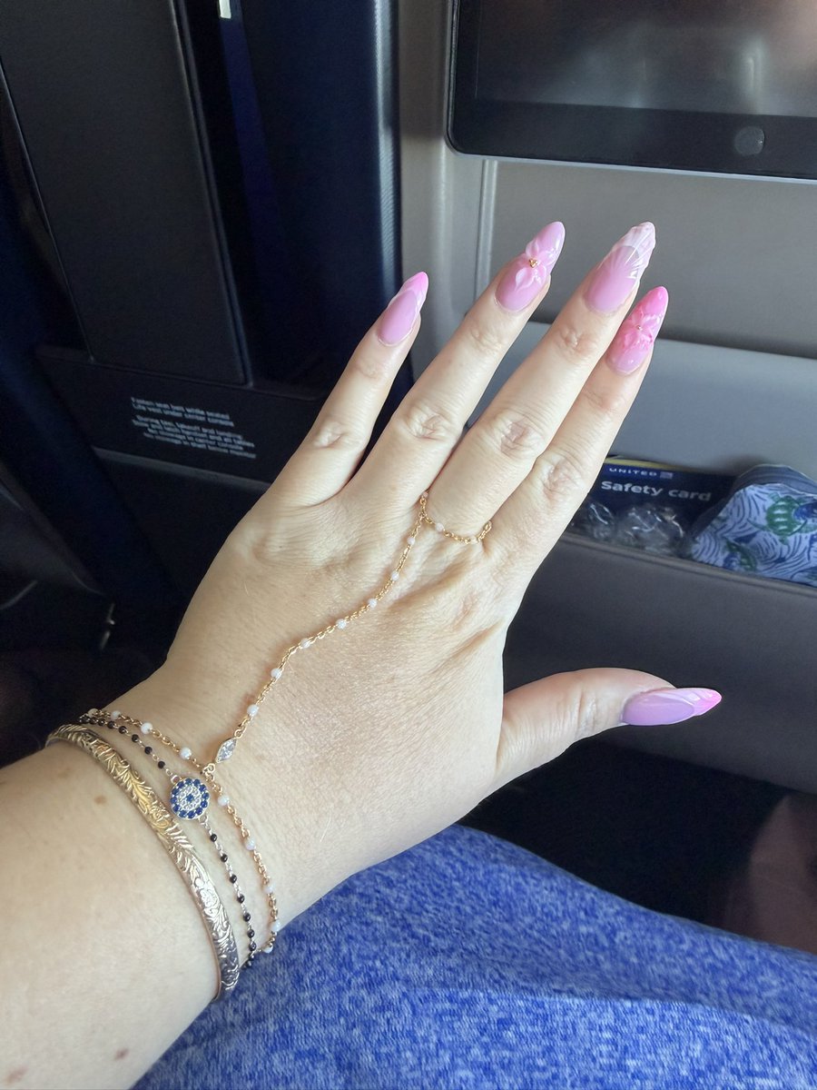 _nhlsharks's tweet photo. My hand on the way to Hawaii vs on the way home 🥰🥰🥰🥰🥰 (I’m tan and I have a fat fucking rock on my finger) https://t.co/Pyq6gJmAEg
