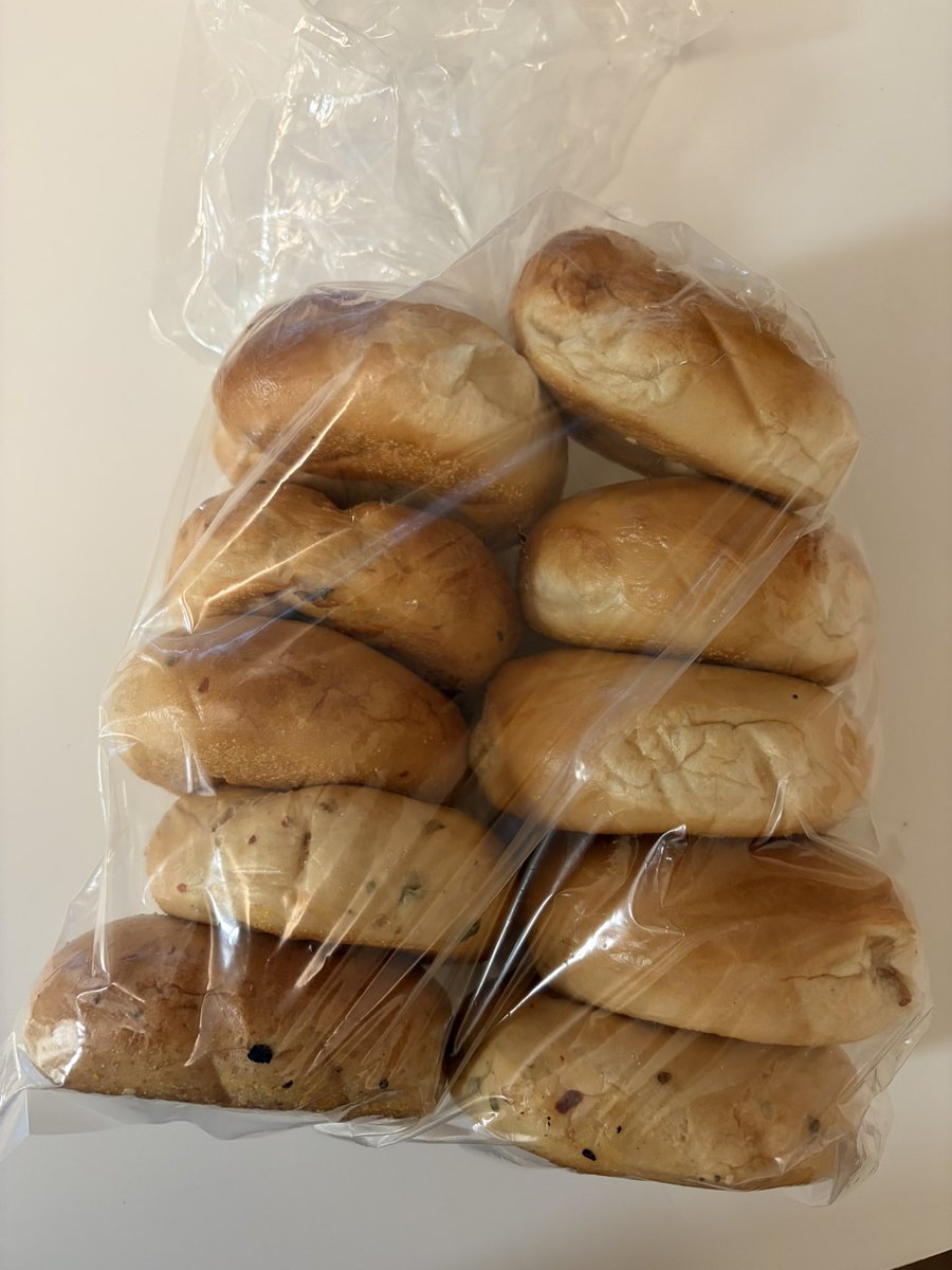 qNDjmKca1O41265's tweet photo. TGTGでベーグル🥯
プレーン5、ハラペーニョ4、全粒粉1。
ハラペーニョ🌶️が一番苦手なので、今回はちょっと残念😢
前回のゴマだらけのほうがまだよかったな。
#TooGoodToGo #Bagel #フードロス削減 https://t.co/ogWp7P93GO