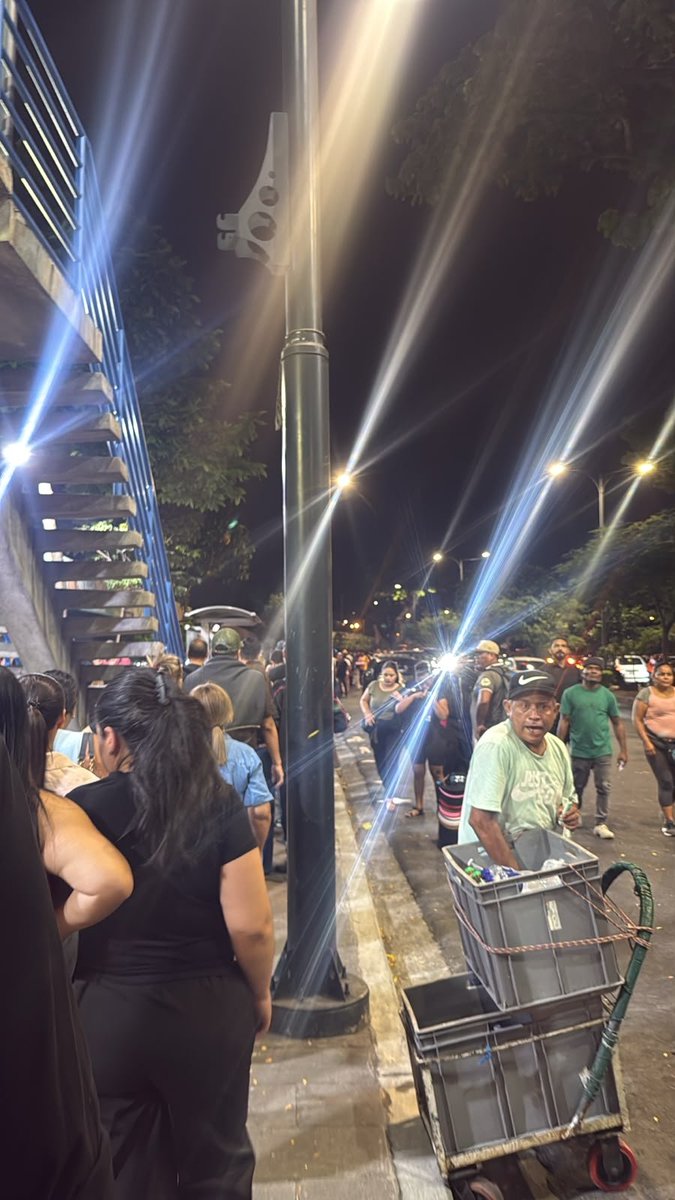 EmergenciasEc's tweet photo. #DenunciaCiudadana
Fans de Ricardo Arjona denuncian pésima organización para entrar al concierto en el estadio Modelo. 
Dicen que hay una sola fila para todas las localidades https://t.co/hLm1DqSvFB