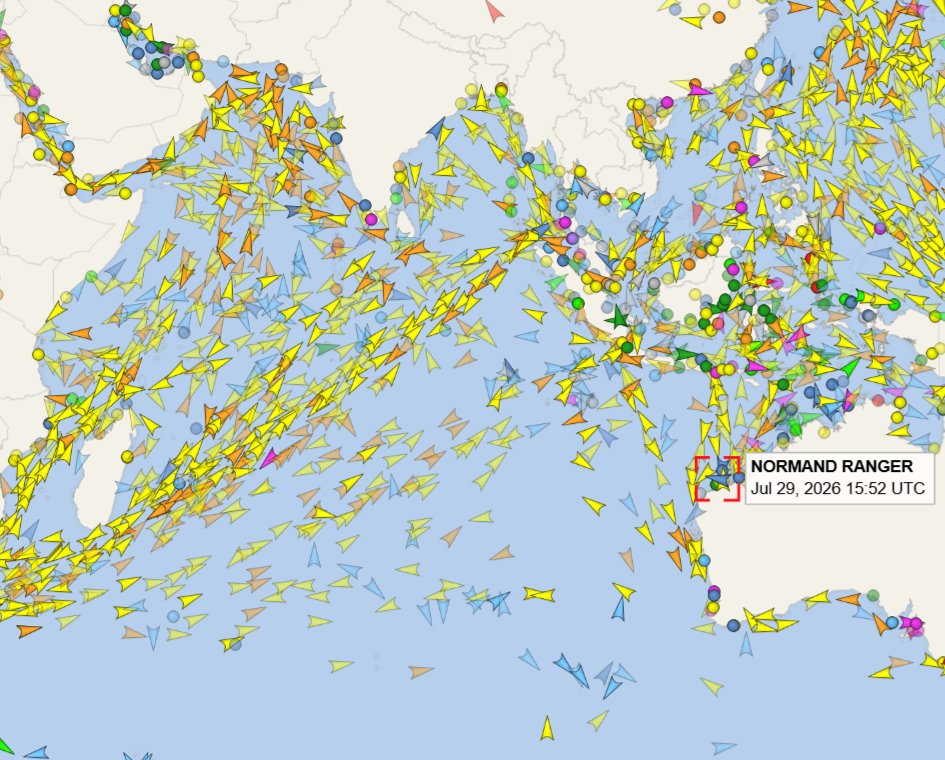 Jikkyleaks's tweet photo. Someone at #FakeX forgot to tell the people at vesselfinder to fake the tug boat locations that the "satellite images" seem to have imagined given that they are all sitting in Western Australia and not in the middle of the Indian Ocean tugging a spaceship. 

Oops https://t.co/2HVvH7YtFi
