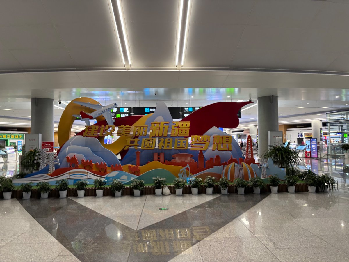 naaaaagi_31's tweet photo. カザフスタンに向かっています🇰🇿トランジットで10時間滞在していた新疆ウイグル自治区の烏魯木斉(ウルム���)空港。想像していたよりも広くて綺麗！ https://t.co/3LNKWHROuD