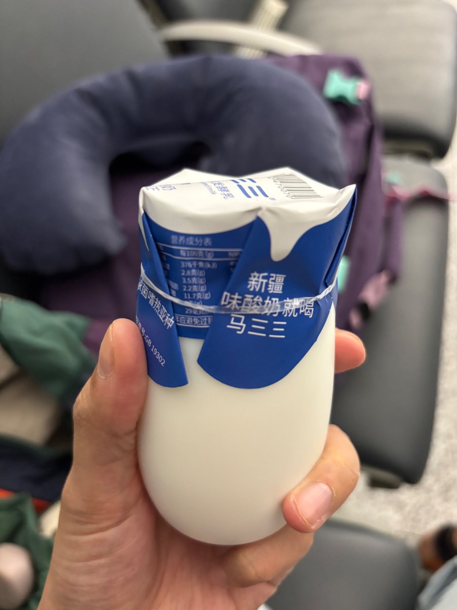 naaaaagi_31's tweet photo. カザフスタンに向かっています🇰🇿トランジットで10時間滞在していた新疆ウイグル自治区の烏魯木斉(ウルム���)空港。想像していたよりも広くて綺麗！ https://t.co/3LNKWHROuD