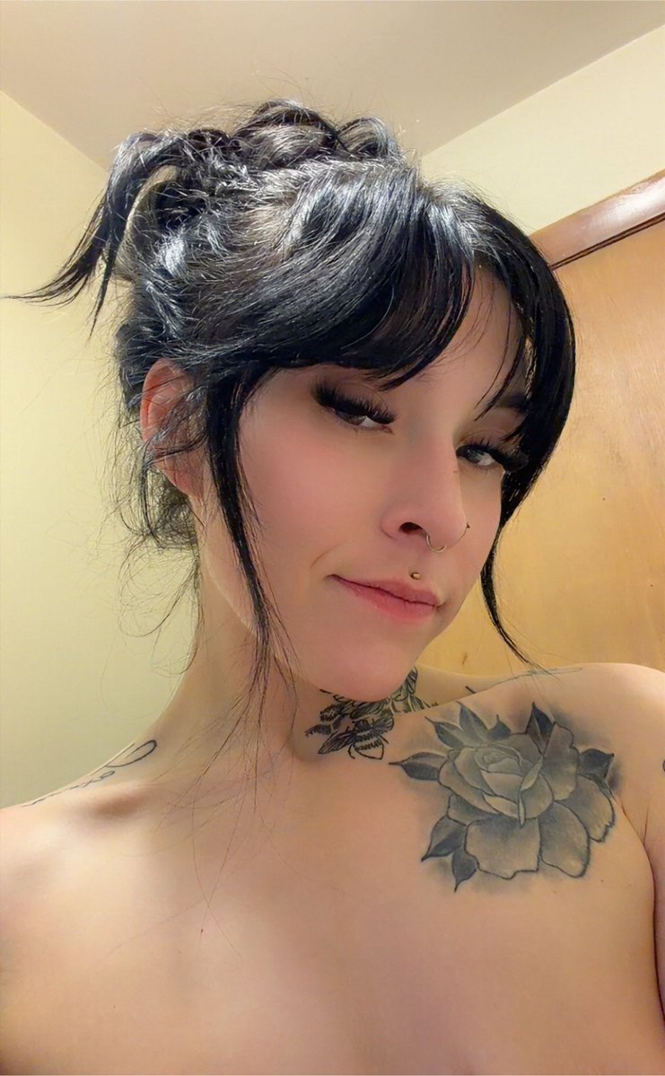 wrenwirexo's tweet photo. Wanna come shower with me ? 🌶️🖤 https://t.co/3Ils6tic4T