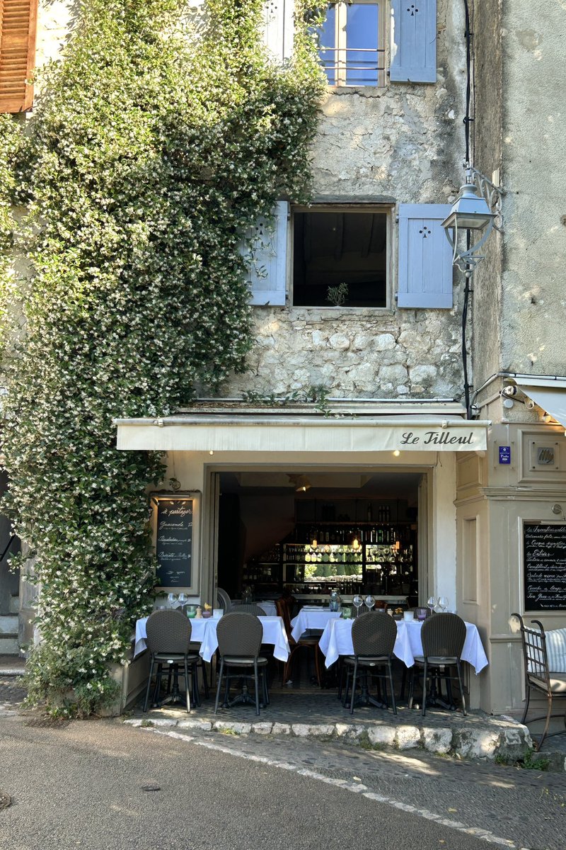 masionvampire's tweet photo. 이번 남프랑스 여행지 중 가장 좋았던 곳,
📍Saint-Paul-de-Vence

금방 둘러볼 수 있는 작은 요새마을이기에 큰 기대 없이 갔는데 여기서 1박하지 않은걸 제일 후회중😭 https://t.co/NGOC6bPoyx