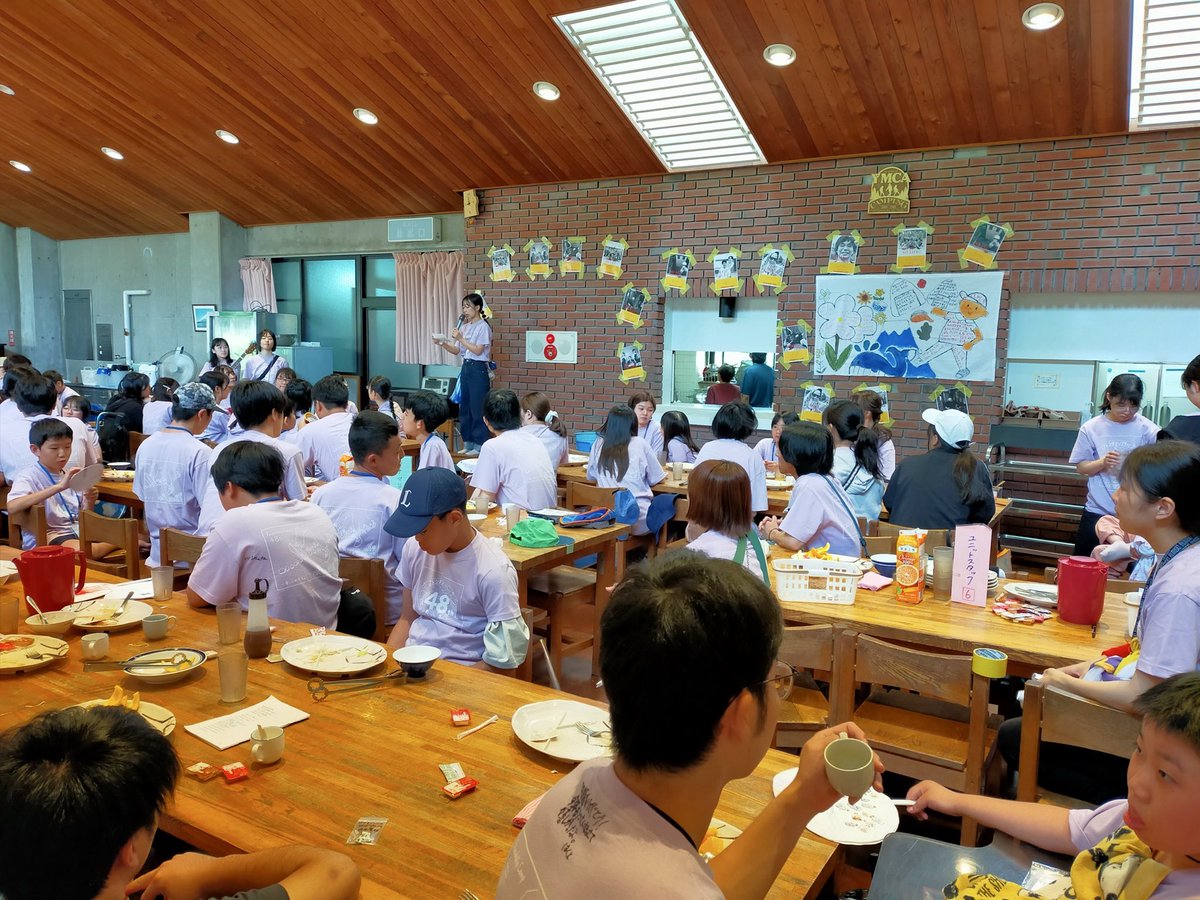 friendship_camp's tweet photo. 最終日の朝ごはん、今日はキャンプ場を出る前のお掃除が盛りだくさん🧹
みんなで真剣に生活スタッフの話を聞いています https://t.co/6fH7HdCxJC