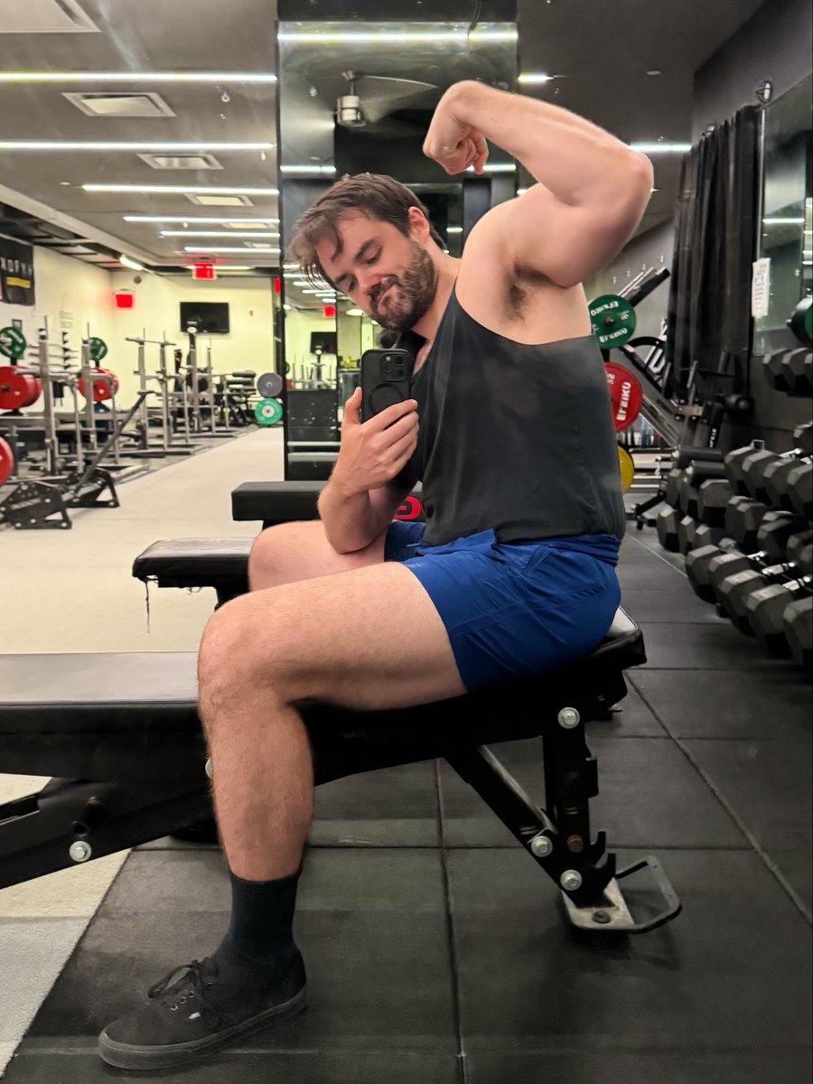 qarnes's tweet photo. alone in the gym today https://t.co/GeML4HgpoQ