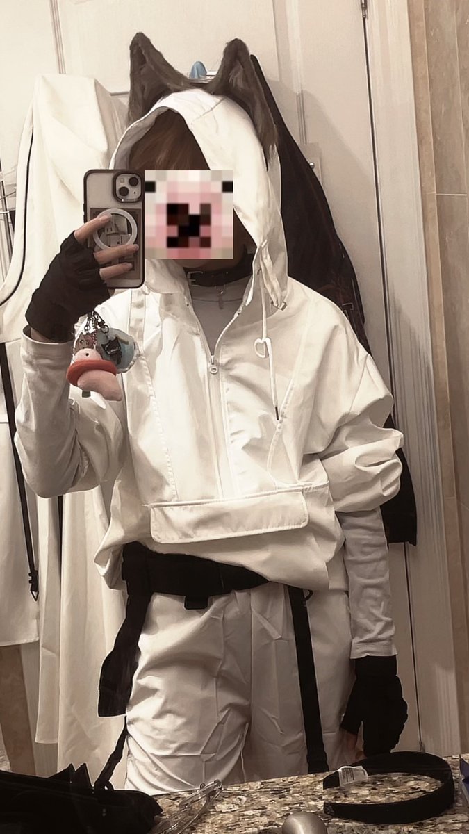 UntitledString's tweet photo. Hoodie ver for the “its not practical for speed running” people out there /lh https://t.co/sYLNKT3XtW