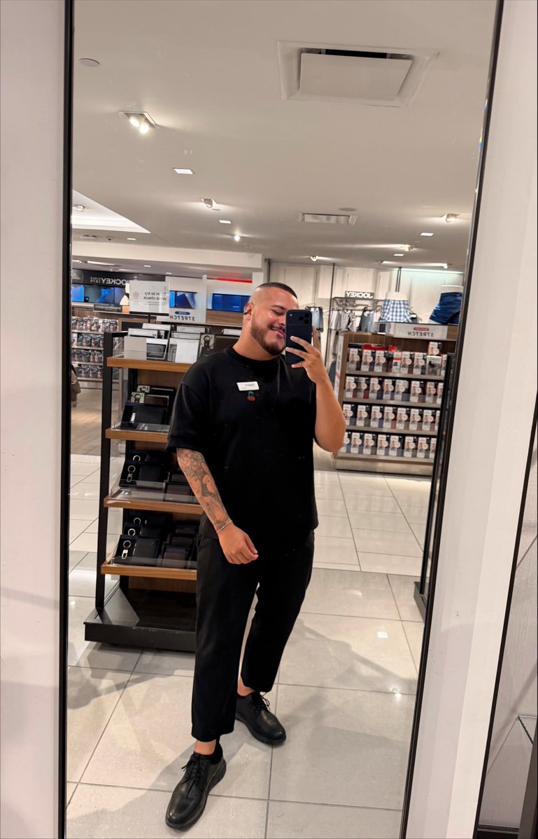 H71Cristian's tweet photo. Hoy se trabajó rico … 👌🏼💥🖤

#chanel #gucci #burberry #fragances #macys #newyork https://t.co/7vVPT1lL47