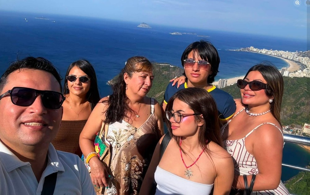 g1's tweet photo. 'O último passeio de metade da minha família': parente de colombianas mortas em queda de helicóptero posta homenagem https://t.co/HINjJbOQ8m https://t.co/r6Mm60CJg6