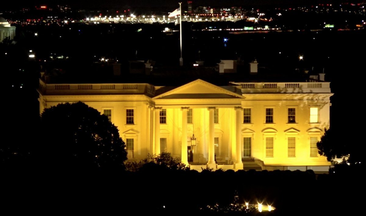 JFK_JNR1's tweet photo. 🚨🚨🚨 MAJOR ALERT: THE WHITE HOUSE IN WASHINGTON DC HAS JUST TURNED ALL YELLOW, SIGNIFYING THE START OF THE GOLDEN AGE https://t.co/wdlhGXbFFp