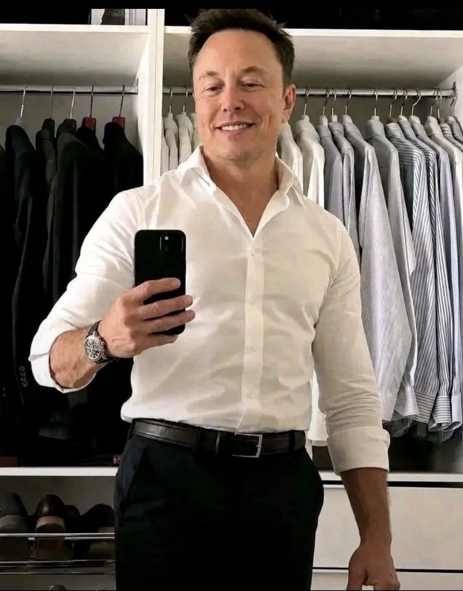 AmericanTowerOp's tweet photo. A mirror picture before heading out to work, white long sleeve shirt and a black trouser .

How do i look?
1️⃣ Exclusive 
2️⃣ Classic 
3️⃣ Bold
4️⃣ Simple 
5️⃣ Luxurious https://t.co/Aob1ur9oFp