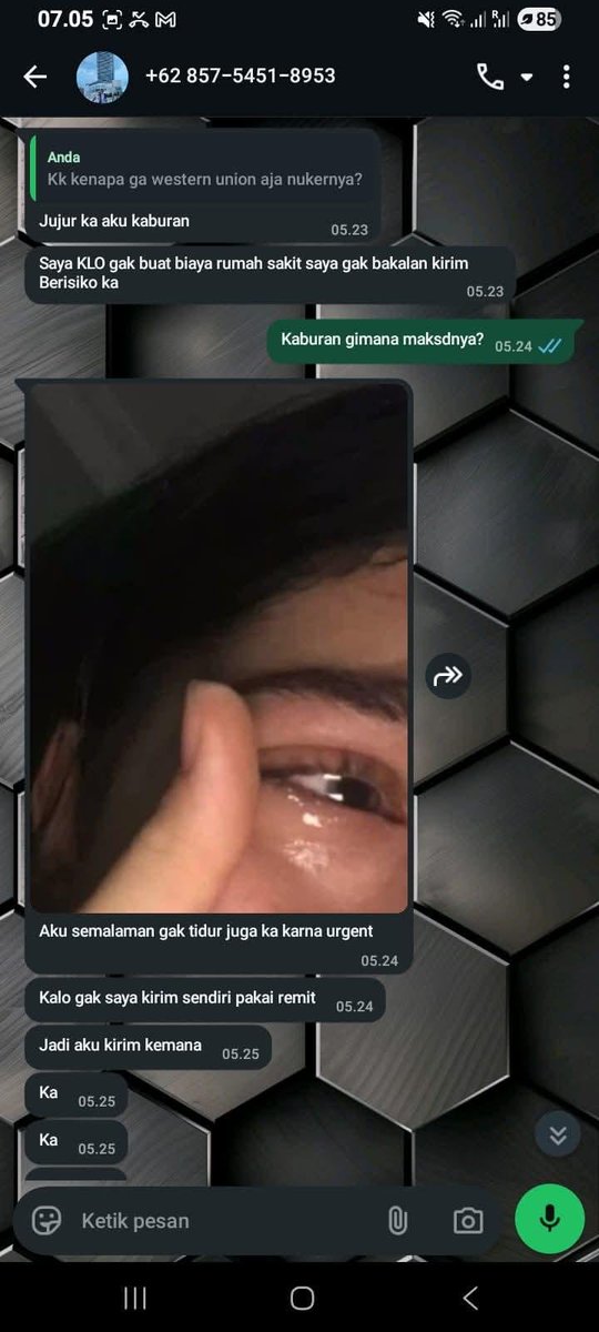 ciciantika999's tweet photo. pagi pagi ga ada kerjaan ladenin penipu🤣🤣
modus tukar yen lg rame banget🤦🏼‍♀️ ini udah orang ke 2 yang mau mencoba nipu dgn modus yang sama. sebelum kena udah baca utas beberapa orang yang sama jg mereka di chat dgn modus nya tukar yen ke rupiah. awal nya mau di ladenin dulu tp akhir nya dia ganggu banget spam chat sm tlp. akhir nya aku udahin aja permainan ini🙂‍↕️😂
be aware yaaa teman teman🙌🏻
in this ekonomi stop banget deh jd penipu kata aku mah🫠👊🏻