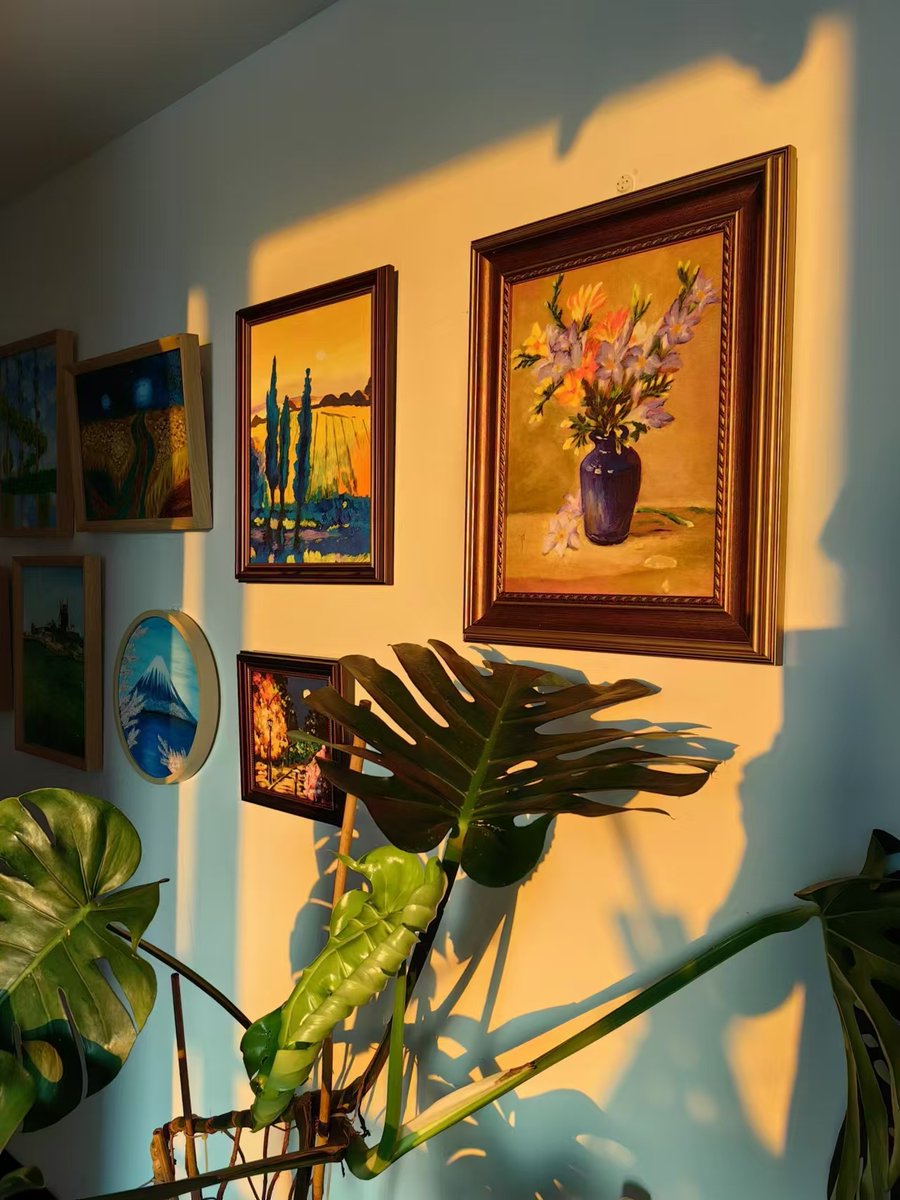 ahfpsms's tweet photo. [午后闯入街角小画廊，半展刚结束的装置艺术还留着余温，指尖蹭过玻璃碎片的反光时，忽然懂了“留白是沉默的叙事”，城市里的片刻艺术感，真的会软下来]， https://t.co/4s4PqipPPk