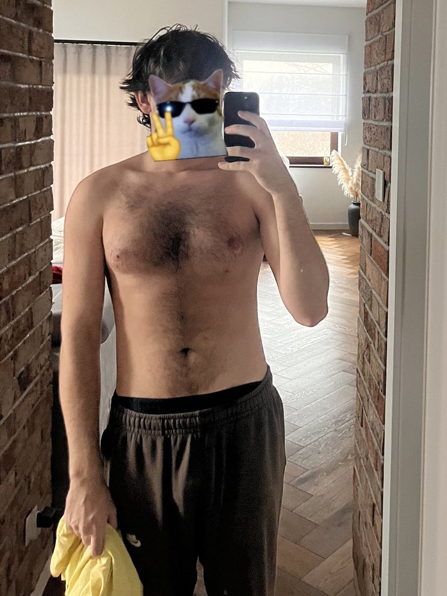 Hkslywoof's tweet photo. A year ago vs now 💀

Gonna start posting my weight gain journey to 100kg every week :P

Current weight: 85kg

#weightgain https://t.co/WX3MIkD1Zk