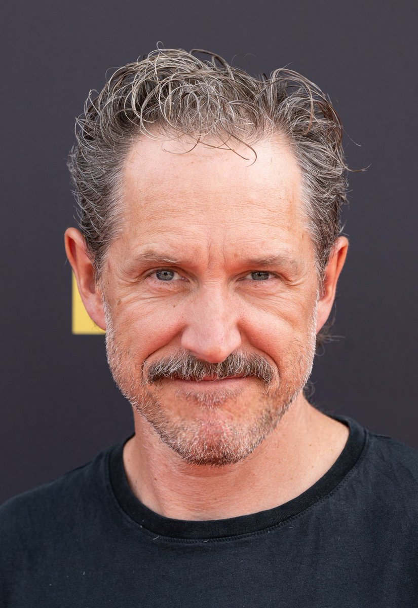 westerosies's tweet photo. Bertie Carvel (Prince Baelor Targaryen in AKOTSK) stuns on the red carpet for the ‘GAME OF THRONES: THE MAD KING’ stage play official opening night. https://t.co/HQouXmEyAS