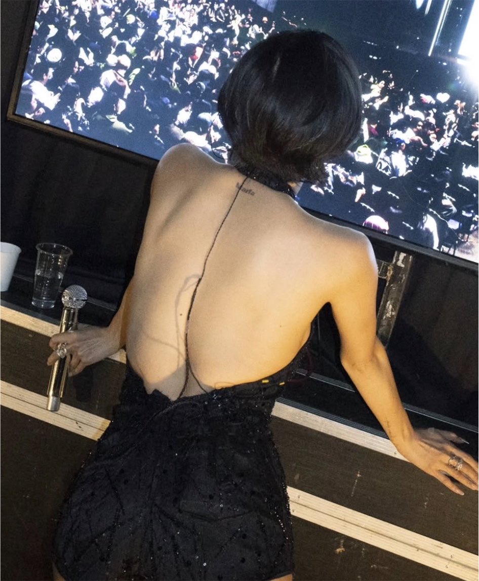 starryhwasa's tweet photo. OMG HWASA GIRL… 🫠

does she know how unreal she is?! https://t.co/kfsm8bNSpm
