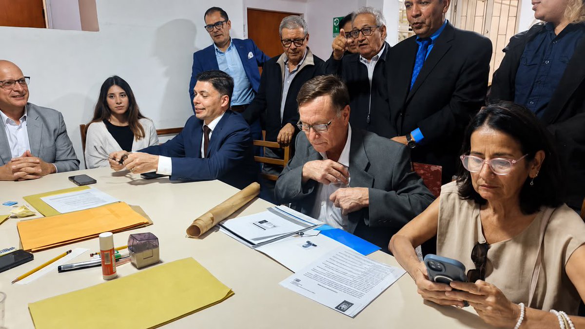 DouglasBar_ULA's tweet photo. Hoy damos un paso histórico para iniciar el cambio que la ULA Táchira necesita. Con el respaldo de estudiantes, profesores, egresados, empleados y obreros, asumo la candidatura a Decano con el compromiso de recuperar la institucionalidad. 

#UnidosPorElCambio #ULATáchira https://t.co/1tkC5Cb4DI