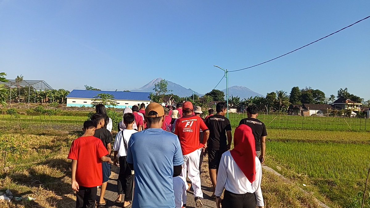 Catatan_ali7's tweet photo. Jalan sehat 17 agustus dengan latar gunung merapi https://t.co/v2JuEs06SO