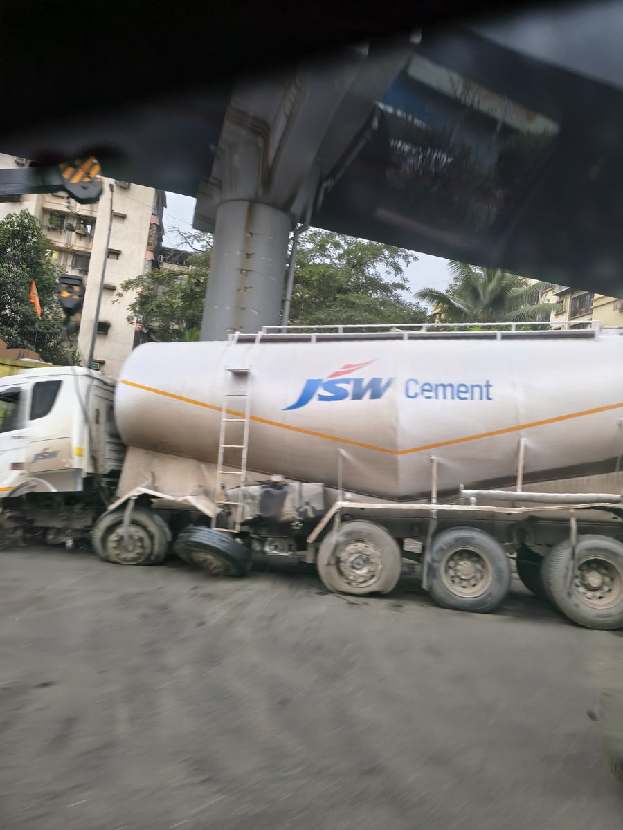 deepesh_p23's tweet photo. A cement truck has crashed on bridge start blocks near Magathane Metro station on Western Express Highway. 
Clearing work underway and may lead to traffic jams.
#MumbaiRoads
#MumbaiRains #WesternExpressHighway
@mumbaimatterz @RoadsOfMumbai @MTPHereToHelp https://t.co/NrdTbhyM39