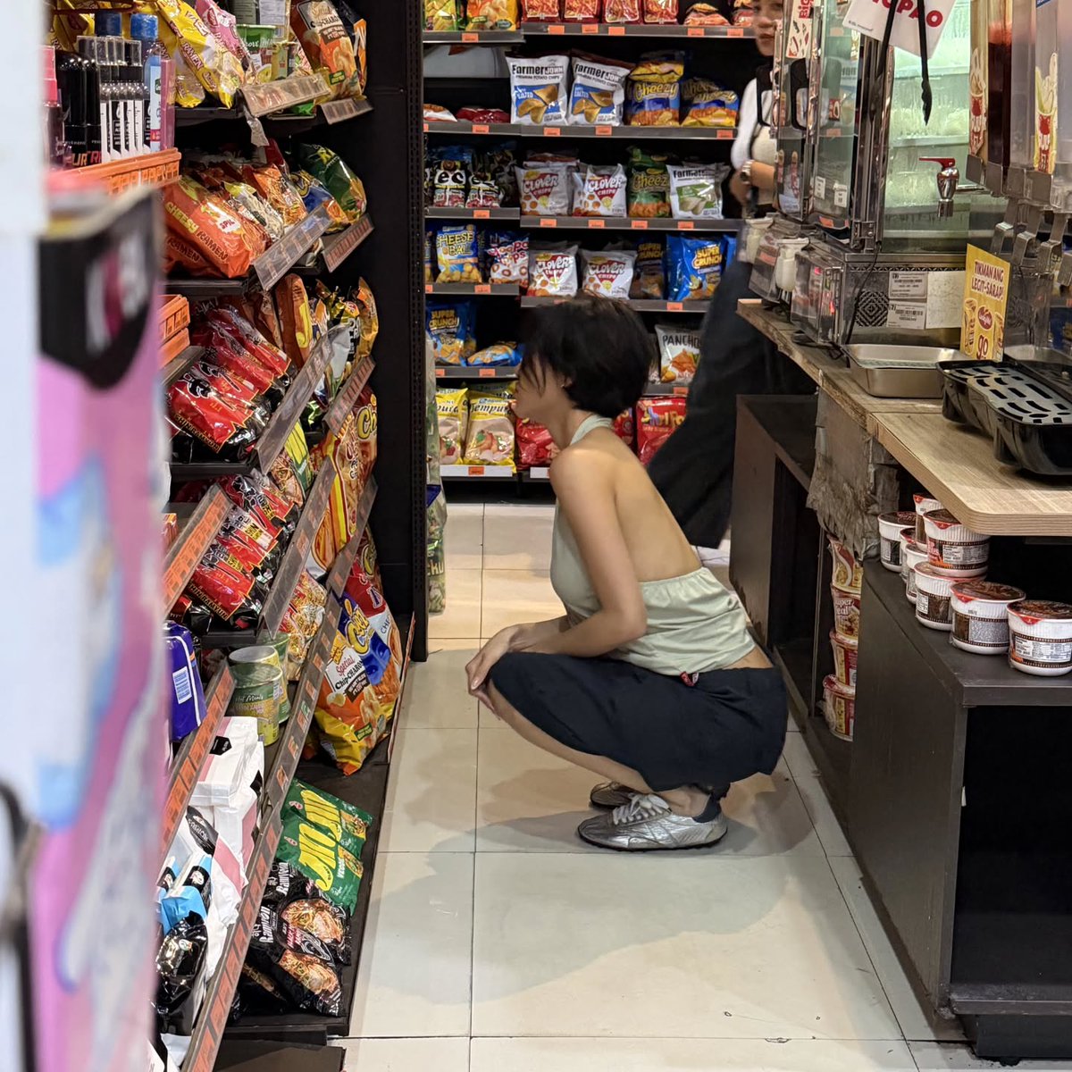 TheAnnyeongOppa's tweet photo. Edi sana tumambay sa 7-eleven kagabe after ng con 🥹 Hope you enjoyed your stay here in the Philippines Hyejin 🩷

📷: _mariahwasa

#MAMAMOO #MAMAMOOinManila #4WARDinManila https://t.co/QbclHEhZ4z