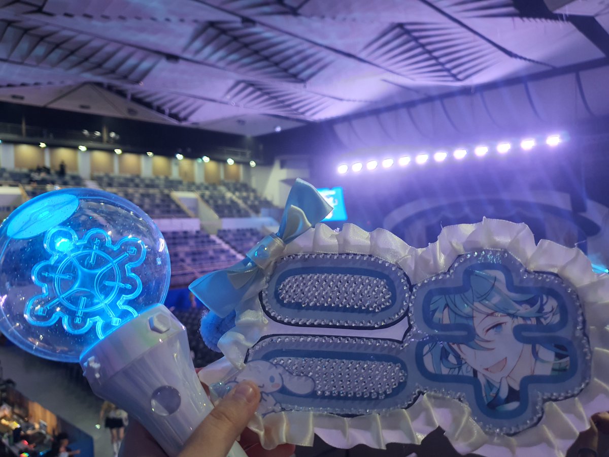 m1wczz's tweet photo. 입장했어요! 못 뵌 트친 분들은 이따 공연 끝나고 뵐게요! https://t.co/skBGJQPTdS