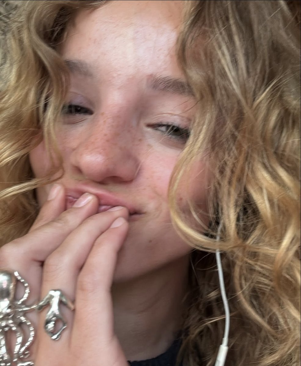 misamoart's tweet photo. i fear she's aware of how dangerous she's is https://t.co/2ePiYCOd1D