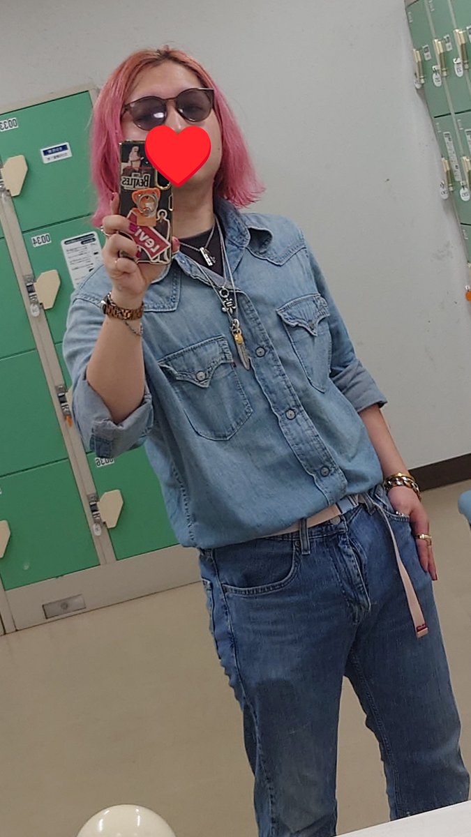 DolphinKickin's tweet photo. ジムで走り終わり。上下リーバイスのアメカジスタイル。  

もちろん走ってる時は違う格好してるよ！！！！？ https://t.co/yZdXjwoczb