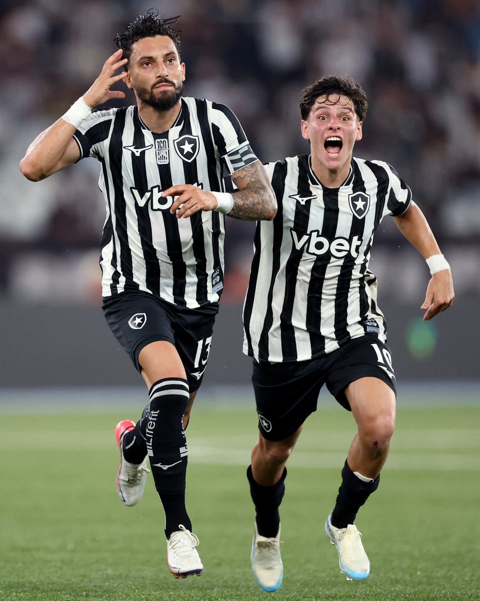 Botafogo's tweet photo. MAIS UM GOL DO NOSSO ÍDOLO! ⚽️🔥 #VamosBOTAFOGO 

📸 Vítor Silva / BFR https://t.co/p6jG38cpGL