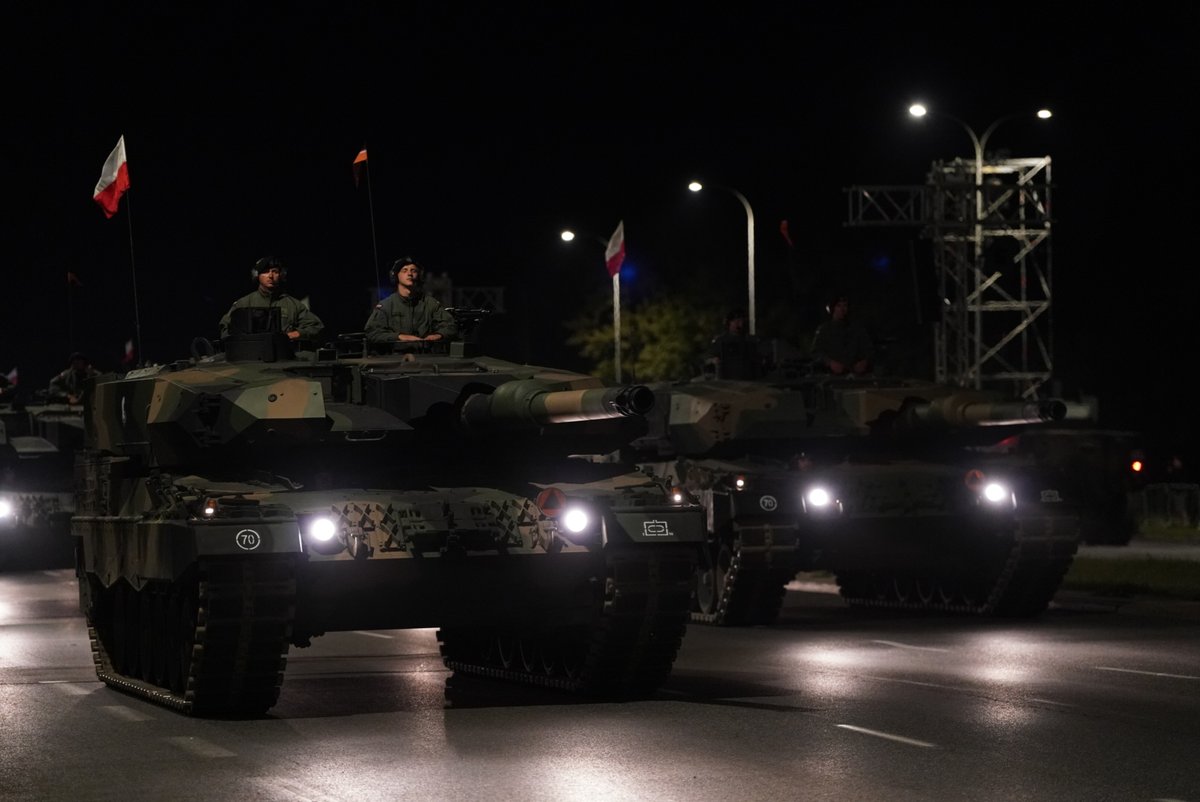 Polska_Zbrojna's tweet photo. Tak to dzisiaj w nocy wyglądało na próbie #ŚwiętoWojskaPolskiego #WojskoPolskie #15sierpnia
@MON_GOV_PL @SztabGenWP @DGeneralneRSZ @DGWdowodztwo
fot. Łukasz Kermel
Nie wiem, jak wam, ale nam ta nocna wersja podoba się nawet bardziej niż na galowo w pełnym słońcu #JestMoc :)
Kto z was był dzisiaj na Wisłostradzie? Pochwalcie się swoimi zdjęciami :)