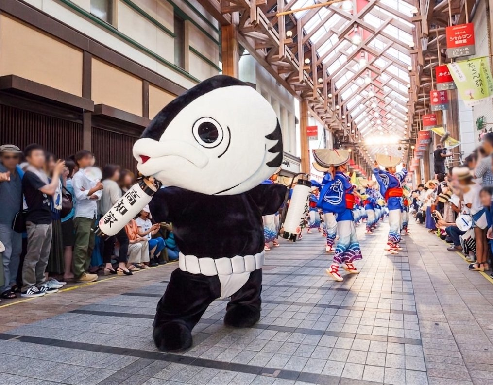 katsuo__2011's tweet photo. いよいよ今日の前夜祭から「よさこい祭り」がスタートやね！年々暑うなりゆうき、踊り子のみんなぁはしっかり水分補給せないかんで。カツオ人間はキンキンに冷房がきいた部屋でビール飲みもって応援しゆうき！
2026年版よさこい祭り徹底ガイド▶https://t.co/0dA4jQ8gCd https://t.co/EnR8k6YQR2