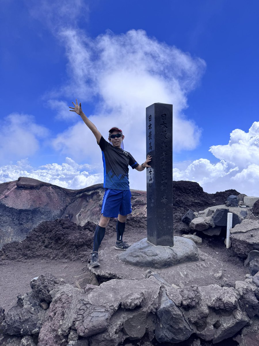 aritaka_u's tweet photo. 初富士山、無事登頂。
8合目までは友人ペースで、そこから単独。
下山はYAMAP標準3時間18分のところ、実動約1時間40分。

トレイルやってて良かったと思った55歳の夏でした😏

詳細はNOTEに。
https://t.co/nBqIZtSuii https://t.co/vOspBSRGwI